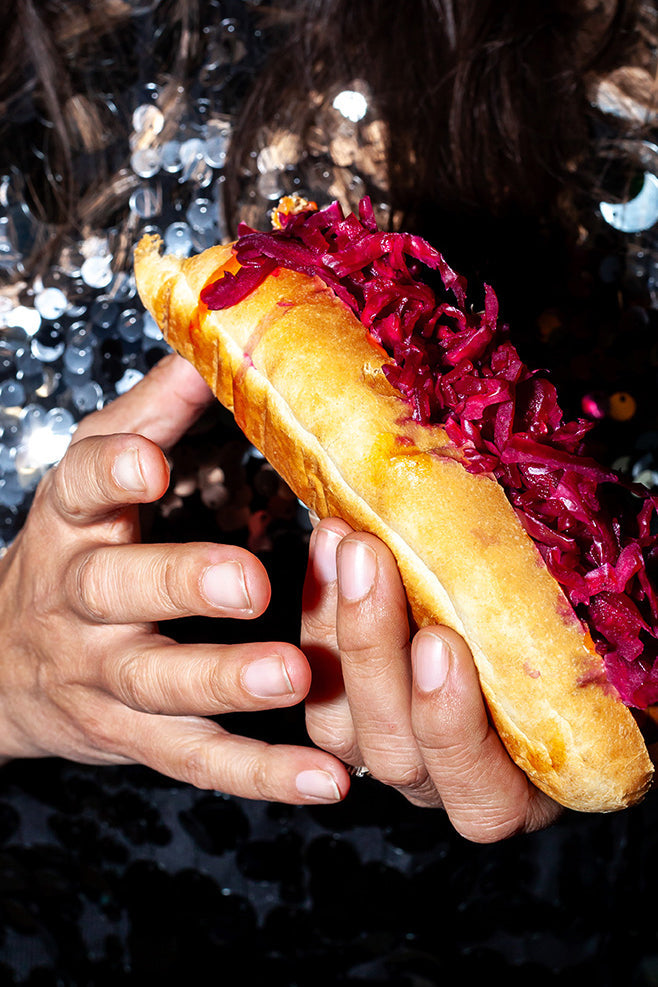 Hot Dog mit rotem Sauerkraut